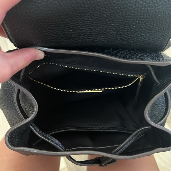 Tory Burch McGraw Back pack 🙌🏼⭐️🤩 like new condition. - Picture 4 of 6